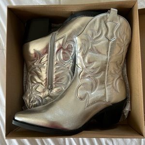 NWT Steve Madden Silver Truckin Cowboy Boots